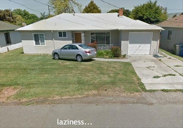 funny-pics-to-share-laziness-car-parked-right-in-front-of-door