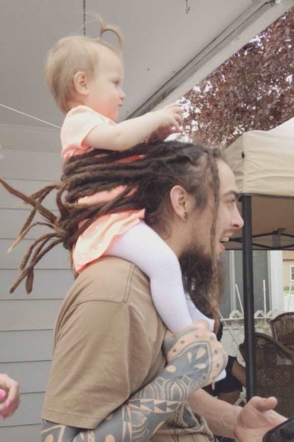 the-best-funny-pictures-of-father-secures-kid-with-hair